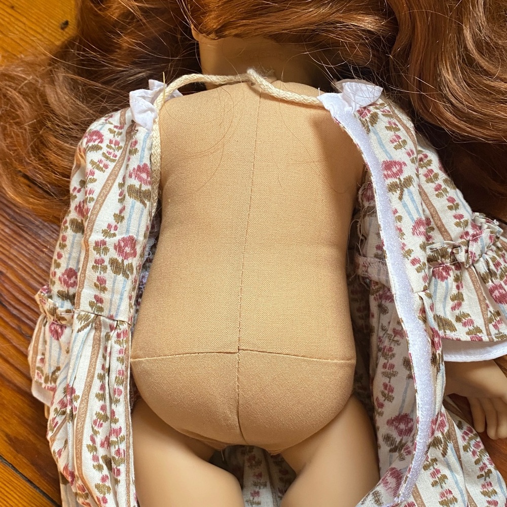 American Girls Felicity doll + outfits and books - Picture 5 of 8